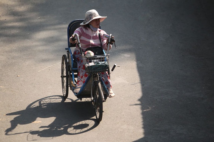Công ty xổ số, đại lý đồng loạt giúp người bán vé số dạo - Ảnh 1. Công ty xổ số, đại lý đồng loạt giúp người bán vé số dạo - Ảnh 1.