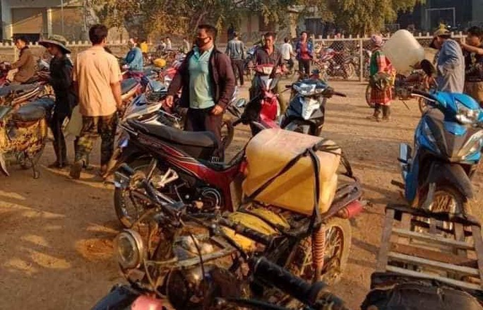 Người dân đổ xô đi mua xăng dầu vì tin đồn, nhiều cửa hàng hết xăng - Ảnh 3.