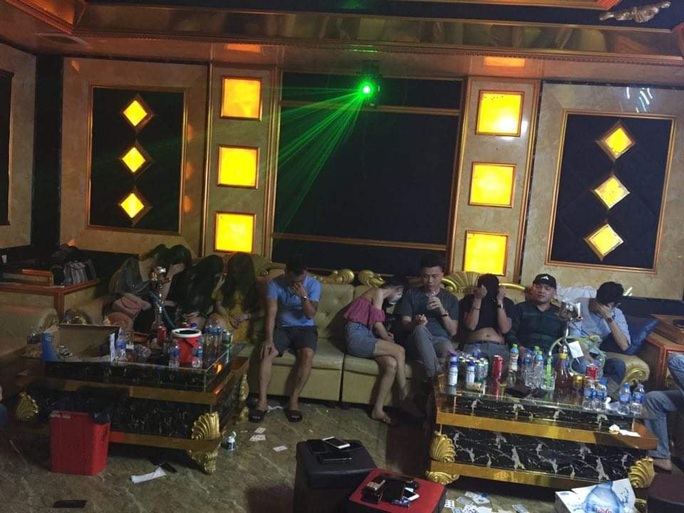 Vụ 76 nam thanh, nữ tú bay, lắc trong quán karaoke đóng cửa: Khởi tố một đối tượng - Ảnh 1. Vụ 76 nam thanh, nữ tú bay, lắc trong quán karaoke đóng cửa: Khởi tố một đối tượng - Ảnh 1.