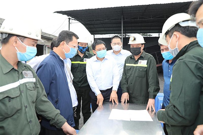 6 công nhân Tổng công ty Đông Bắc mắc kẹt do tụt vỉ chống lò, 3 người bị thương nặng - Ảnh 1. 6 công nhân Tổng công ty Đông Bắc mắc kẹt do tụt vỉ chống lò, 3 người bị thương nặng - Ảnh 1.