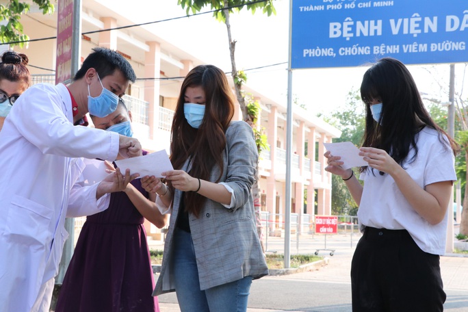 TP HCM: Ngày 7-4, thêm 8 bệnh nhân khỏi bệnh Covid-19 xuất viện - Ảnh 1.