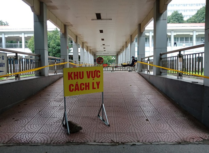 Hơn 600 người Ninh Bình tới Bệnh viện Bạch Mai khám chữa bệnh - Ảnh 1. Hơn 600 người Ninh Bình tới Bệnh viện Bạch Mai khám chữa bệnh - Ảnh 1.
