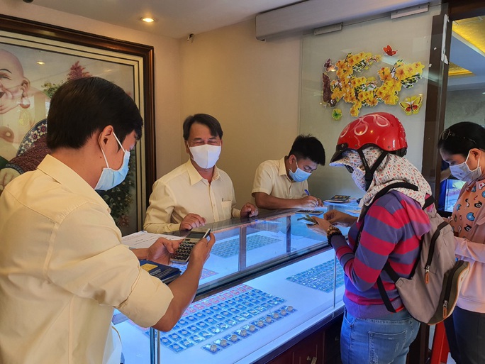 Giá vàng rớt khỏi đỉnh 7 năm - Ảnh 1. Giá vàng rớt khỏi đỉnh 7 năm - Ảnh 1.