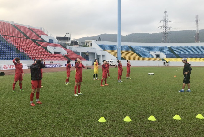 Tuyển nữ Việt Nam nhận quà 8-3 trước trận đại chiến với Úc - Ảnh 1. Tuyển nữ Việt Nam nhận quà 8-3 trước trận đại chiến với Úc - Ảnh 1.
