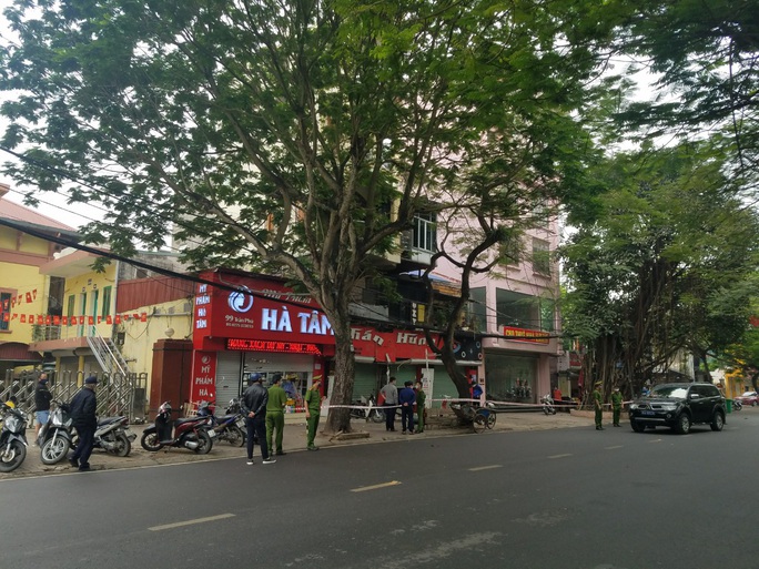 Nghi nổ bình ôxy tại cơ sở sang chiết ôxy y tế, 2 người bị thương nặng - Ảnh 4.