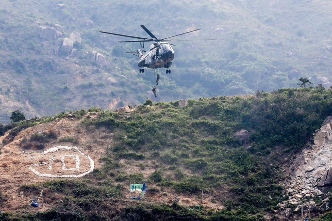 Trực thăng quân sự Trung Quốc rơi tại Hồng Kông - Ảnh 1.
