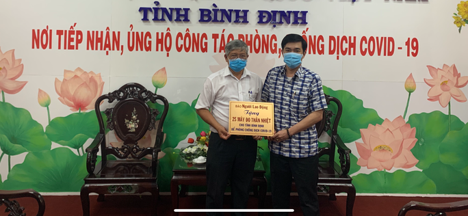 Báo Người Lao Động tặng 25 máy đo thân nhiệt cho tỉnh Bình Định - Ảnh 1. Báo Người Lao Động tặng 25 máy đo thân nhiệt cho tỉnh Bình Định - Ảnh 1.