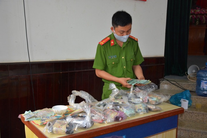 Quảng Nam: Phá tụ điểm đánh bạc siêu khủng, bắt giữ 41 người - Ảnh 2. Quảng Nam: Phá tụ điểm đánh bạc siêu khủng, bắt giữ 41 người - Ảnh 2.