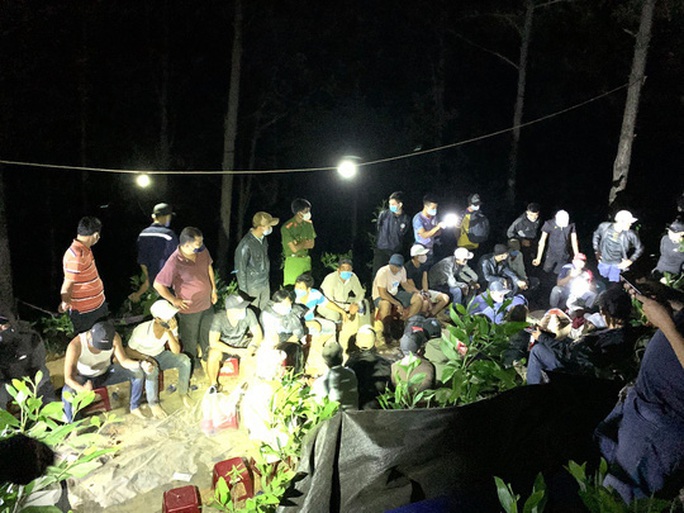 Quảng Nam: Phá tụ điểm đánh bạc siêu khủng, bắt giữ 41 người - Ảnh 3. Quảng Nam: Phá tụ điểm đánh bạc siêu khủng, bắt giữ 41 người - Ảnh 3.