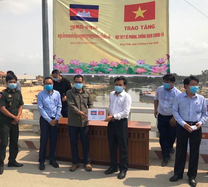 Tặng vật tư y tế cho Campuchia phòng, chống dịch Covid-19 - Ảnh 1. Tặng vật tư y tế cho Campuchia phòng, chống dịch Covid-19 - Ảnh 1.