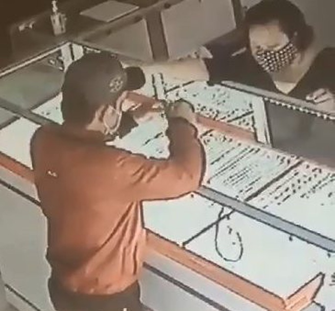 TP HCM: Bắt nóng kẻ cướp giật ở tiệm vàng Ánh Hằng - Ảnh 1. TP HCM: Bắt nóng kẻ cướp giật ở tiệm vàng Ánh Hằng - Ảnh 1.