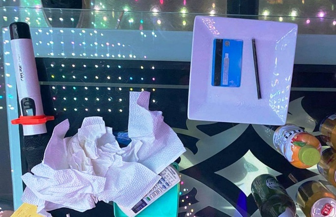 11 thanh niên mở tiệc sinh nhật bằng ma túy, thác loạn tập thể trong quán karaoke - Ảnh 3. 11 thanh niên mở tiệc sinh nhật bằng ma túy, thác loạn tập thể trong quán karaoke - Ảnh 3.
