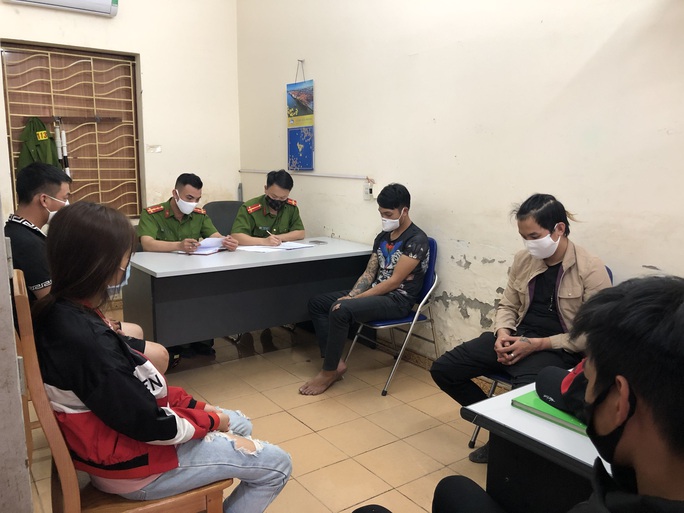 Hai nhóm côn đồ đất Cảng đuổi chém nhau náo loạn - Ảnh 1.