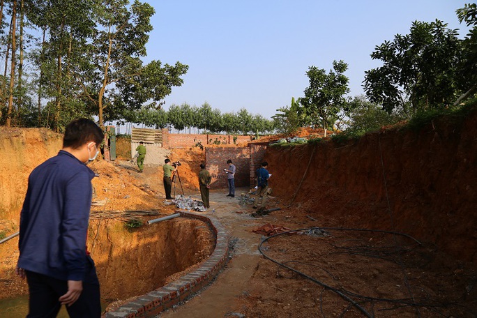 Phá sới bạc tinh vi trong hầm bí mật trên đồi vắng khi đang cách ly xã hội - Ảnh 1. Phá sới bạc tinh vi trong hầm bí mật trên đồi vắng khi đang cách ly xã hội - Ảnh 1.