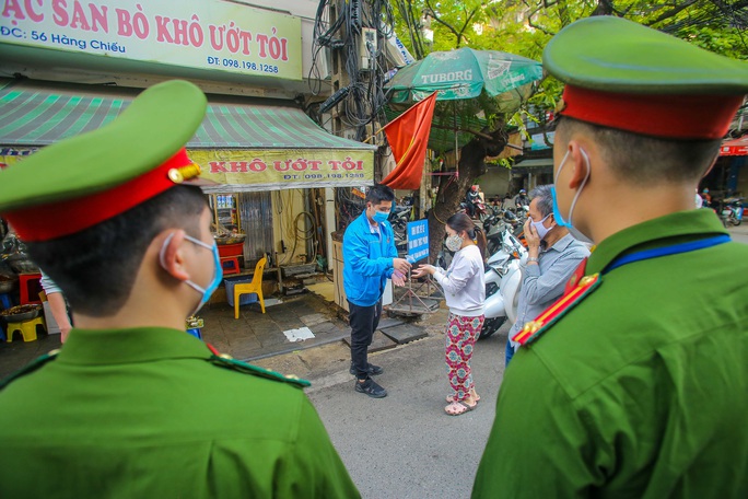 CLIP: Độc đáo khu chợ cách nhau 2 m, với người trao tiền và nhận hàng - Ảnh 3.