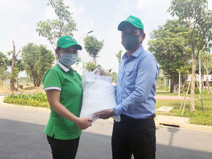 NÓNG: Người lao động nào ở TP HCM được hỗ trợ 1 triệu/đồng/tháng trong mùa dịch Covid-19? - Ảnh 1. NÓNG: Người lao động nào ở TP HCM được hỗ trợ 1 triệu/đồng/tháng trong mùa dịch Covid-19? - Ảnh 1.