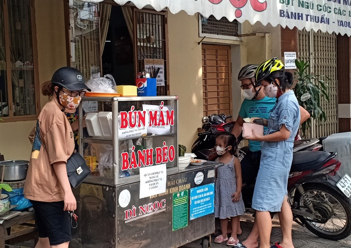 Ngày đầu bán hàng ăn uống mang về ở Đà Nẵng: Khó giữ khoảng cách 2m - Ảnh 4.