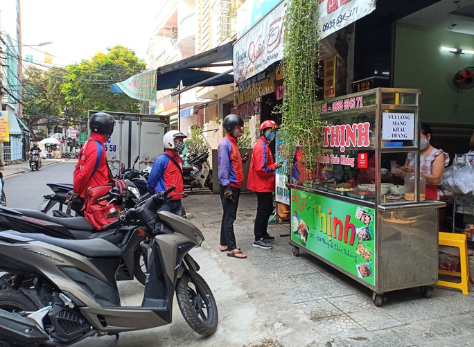 Ngày đầu bán hàng ăn uống mang về ở Đà Nẵng: Khó giữ khoảng cách 2m - Ảnh 5. Ngày đầu bán hàng ăn uống mang về ở Đà Nẵng: Khó giữ khoảng cách 2m - Ảnh 5.
