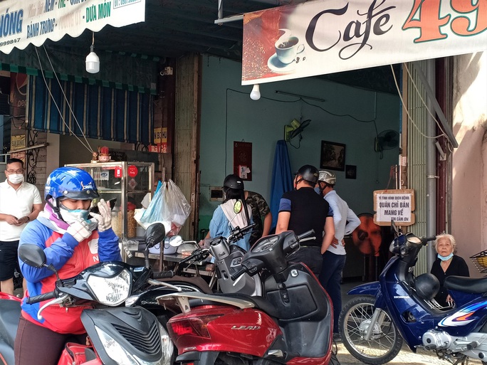 Ngày đầu bán hàng ăn uống mang về ở Đà Nẵng: Khó giữ khoảng cách 2m - Ảnh 6. Ngày đầu bán hàng ăn uống mang về ở Đà Nẵng: Khó giữ khoảng cách 2m - Ảnh 6.