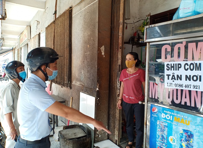Ngày đầu bán hàng ăn uống mang về ở Đà Nẵng: Khó giữ khoảng cách 2m - Ảnh 7. Ngày đầu bán hàng ăn uống mang về ở Đà Nẵng: Khó giữ khoảng cách 2m - Ảnh 7.