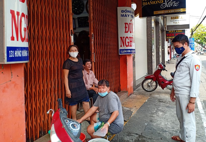 Ngày đầu bán hàng ăn uống mang về ở Đà Nẵng: Khó giữ khoảng cách 2m - Ảnh 8. Ngày đầu bán hàng ăn uống mang về ở Đà Nẵng: Khó giữ khoảng cách 2m - Ảnh 8.