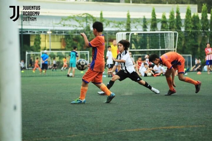 Xem con trai Huỳnh Kesley chơi bóng như nghệ sĩ Brazil ở lò Juventus Việt Nam - Ảnh 3.