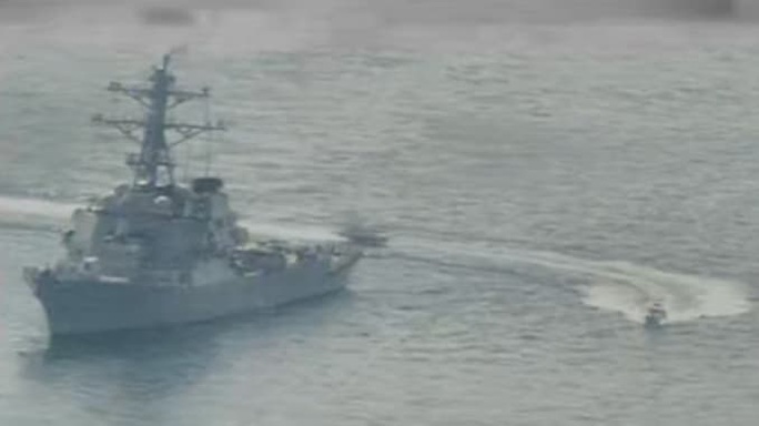 11 tàu Iran áp sát tàu Mỹ ở vùng Vịnh - Ảnh 1.