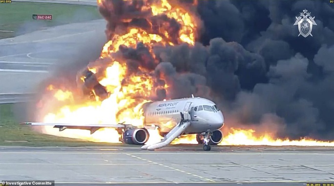 Máy bay bị sét đánh, Nga buộc tội cơ trưởng gây ra lửa hoả ngục - Ảnh 2.