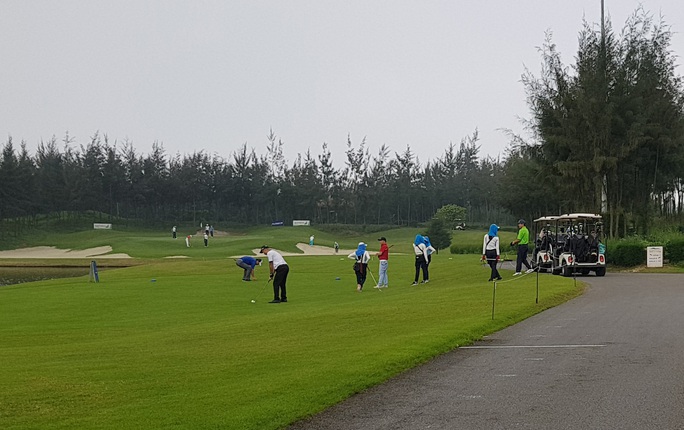 Hàng chục golf thủ tập trung chơi golf ở FLC Sầm Sơn trong khi giãn cách xã hội - Ảnh 8.