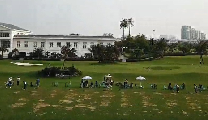 Hàng chục golf thủ tập trung chơi golf ở FLC Sầm Sơn trong khi giãn cách xã hội - Ảnh 1.