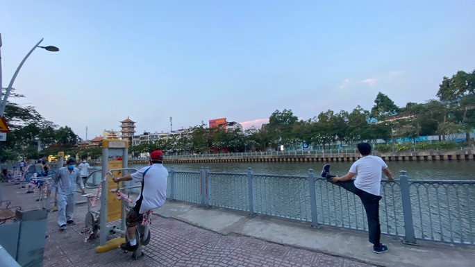 Ô mai Bà Sâm - “Bước xuống phố sáng tinh mơ Dạo qua góc.