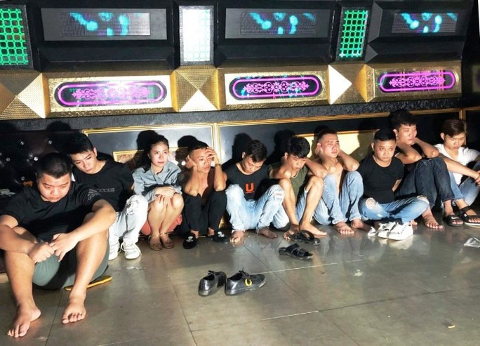 Thu hồi giấy phép quán Karaoke cho 10 nam, nữ bay lắc giữa mùa dịch - Ảnh 1. Thu hồi giấy phép quán Karaoke cho 10 nam, nữ bay lắc giữa mùa dịch - Ảnh 1.