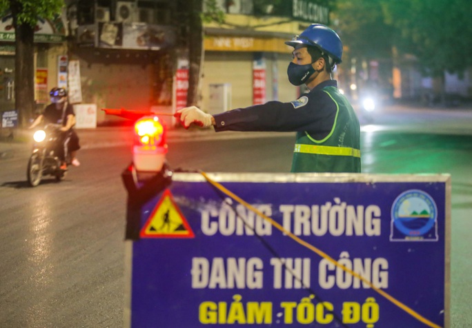Cận cảnh công nhân thức đêm cải tạo bờ kè hồ Gươm bằng khối bêtông cốt sợi đúc sẵn - Ảnh 3. Cận cảnh công nhân thức đêm cải tạo bờ kè hồ Gươm bằng khối bêtông cốt sợi đúc sẵn - Ảnh 3.