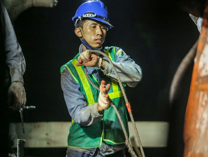Cận cảnh công nhân thức đêm cải tạo bờ kè hồ Gươm bằng khối bêtông cốt sợi đúc sẵn - Ảnh 9. Cận cảnh công nhân thức đêm cải tạo bờ kè hồ Gươm bằng khối bêtông cốt sợi đúc sẵn - Ảnh 9.