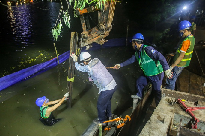 Cận cảnh công nhân thức đêm cải tạo bờ kè hồ Gươm bằng khối bêtông cốt sợi đúc sẵn - Ảnh 14. Cận cảnh công nhân thức đêm cải tạo bờ kè hồ Gươm bằng khối bêtông cốt sợi đúc sẵn - Ảnh 14.