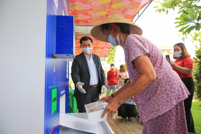 Báo Người Lao Động khai trương ATM thực phẩm thứ 2 - Ảnh 11. Báo Người Lao Động khai trương ATM thực phẩm thứ 2 - Ảnh 11.