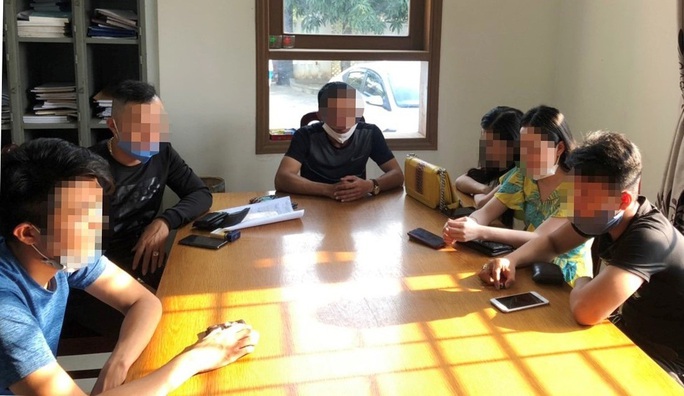 Quảng Nam: 9 thanh niên nam nữ vừa đi ô tô, vừa chơi ma túy - Ảnh 1. Quảng Nam: 9 thanh niên nam nữ vừa đi ô tô, vừa chơi ma túy - Ảnh 1.