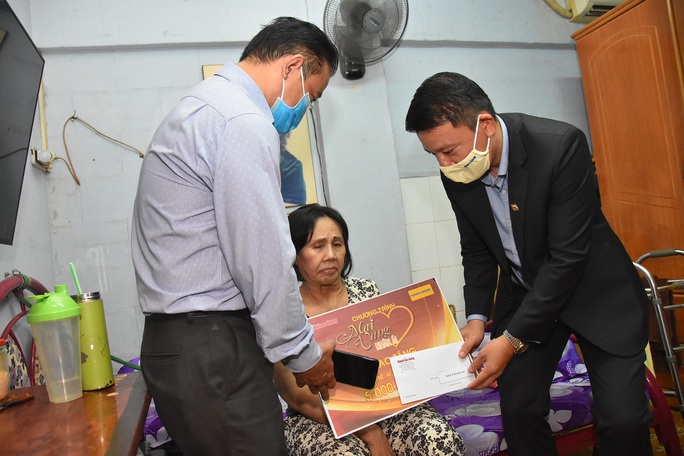 Mai Vàng nhân ái: Thăm 3 nghệ sĩ Vũ Đức Sao Biển, Tiến Luân và Hoàng Lan - Ảnh 4. Mai Vàng nhân ái: Thăm 3 nghệ sĩ Vũ Đức Sao Biển, Tiến Luân và Hoàng Lan - Ảnh 4.