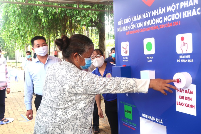 Báo Người Lao Động khai trương ATM thực phẩm thứ 2 - Ảnh 6. Báo Người Lao Động khai trương ATM thực phẩm thứ 2 - Ảnh 6.