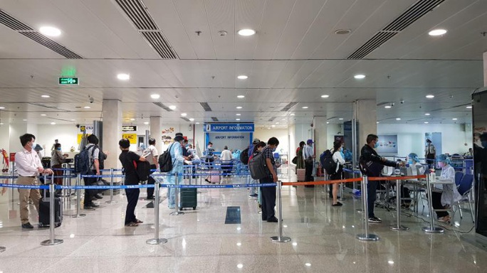Mở lại một loạt đường bay, giãn cách trên máy bay như thế nào cho đúng? - Ảnh 1.