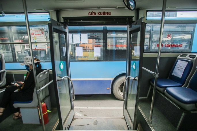 CLIP: Cận cảnh xe buýt hoạt động trở lại dán số thứ tự, mỗi xe không chở quá 20 người - Ảnh 6.