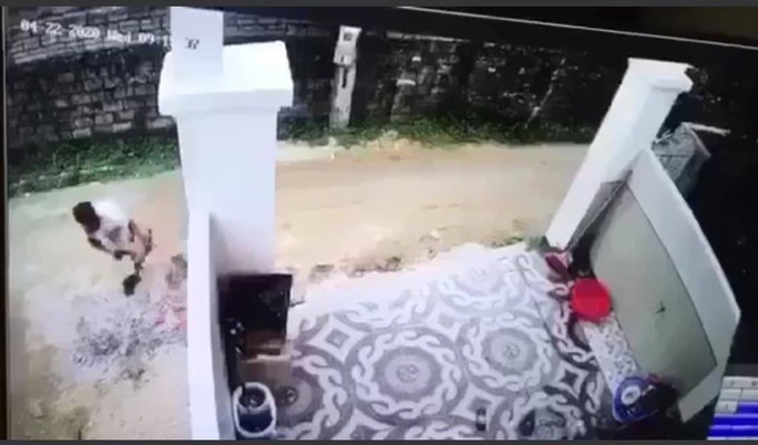 Lùi xe tải cán chết bé trai hơn 1 tuổi, tài xế bế thi thể khỏi hiện trường phi tang - Ảnh 2.