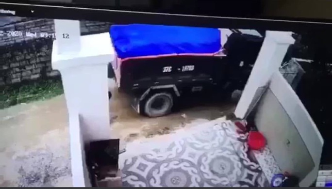 Lùi xe tải cán chết bé trai hơn 1 tuổi, tài xế bế thi thể khỏi hiện trường phi tang - Ảnh 1.
