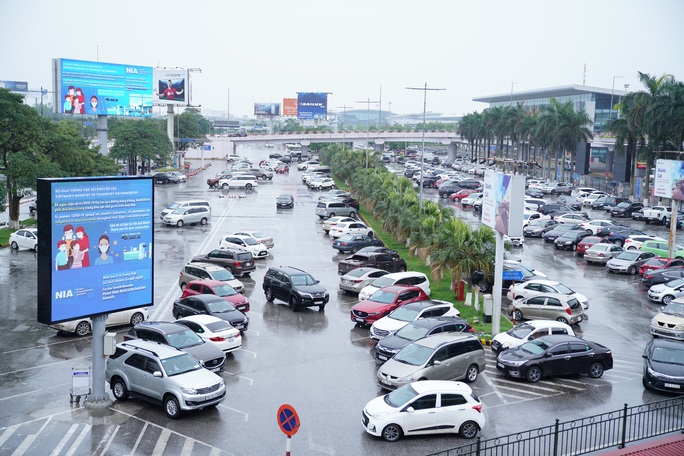 Chuyến bay tăng trở lại, sân bay Nội Bài thực hiện giãn cách ra sao? - Ảnh 8.