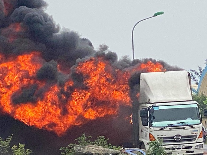 Quảng Bình: Xe tải bất ngờ bốc cháy, thiêu rụi hàng chục chiếc xe máy trên thùng - Ảnh 1.
