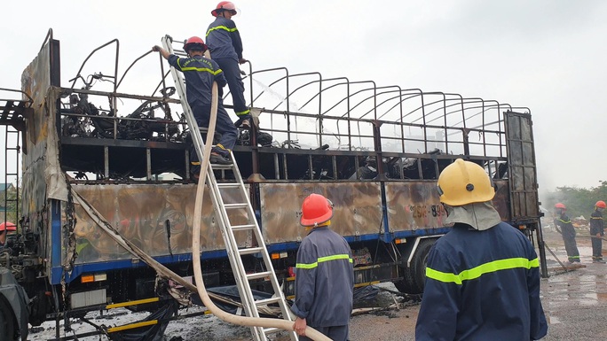 Quảng Bình: Xe tải bất ngờ bốc cháy, thiêu rụi hàng chục chiếc xe máy trên thùng - Ảnh 2.