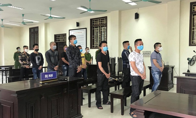 Tạm hoãn phiên tòa xét xử con nuôi Đường Nhuệ và đồng bọn đánh gãy chân nam thanh niên - Ảnh 1.