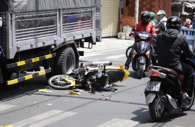 TP HCM: Cú tông xe tải khiến xe máy vỡ nát, 1 thanh niên nhập viện - Ảnh 2.