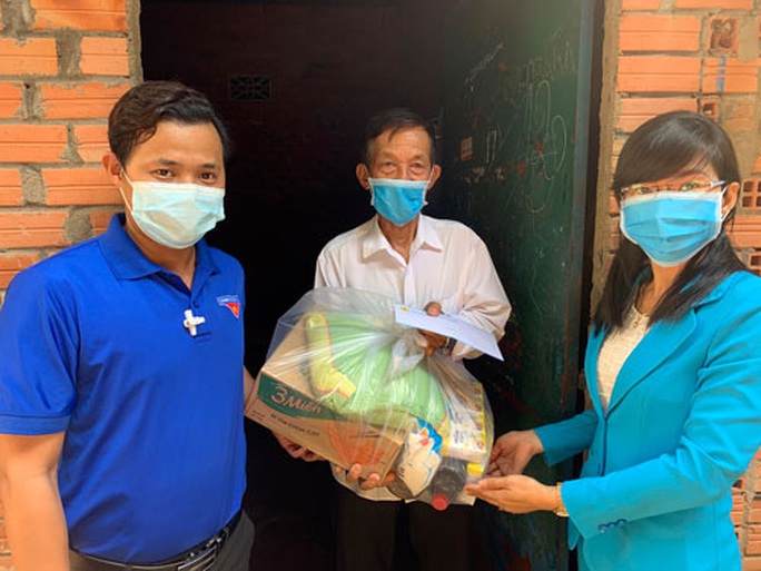 Bình Dương: Trao 140 phần quà cho người lao động nghèo - Ảnh 1. Bình Dương: Trao 140 phần quà cho người lao động nghèo - Ảnh 1.