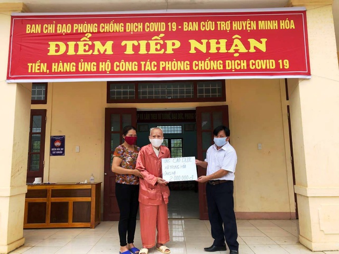 Xúc động hình ảnh cụ già 104 tuổi ở Quảng Bình ủng hộ 2 triệu đồng chống dịch Covid-19 - Ảnh 1.